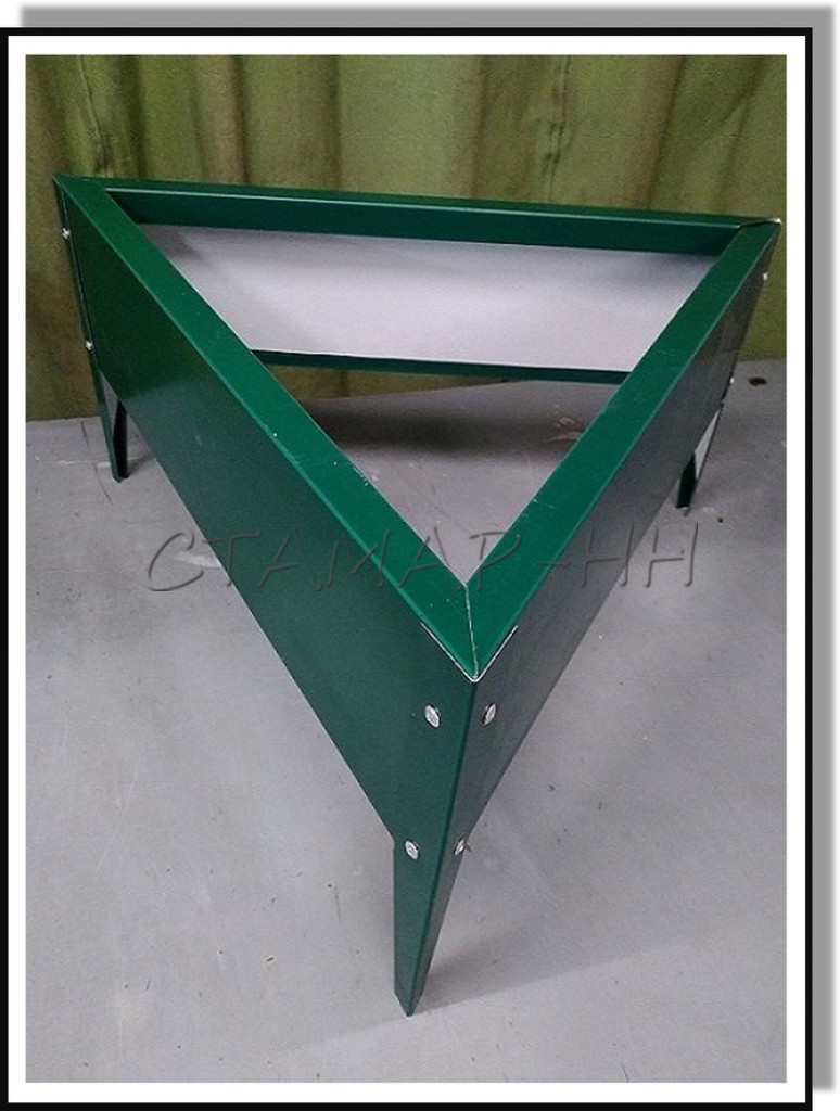 Треугольная клумба